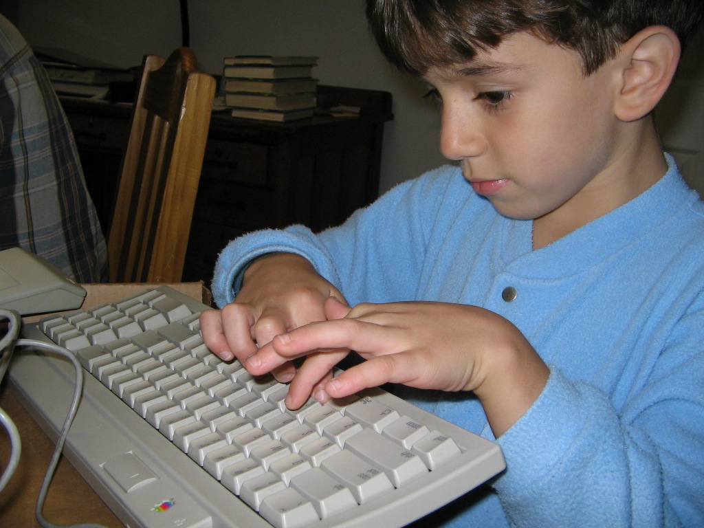 Fernando, filho do Vladimir, brincando com o teclado do Macintosh IIsi
