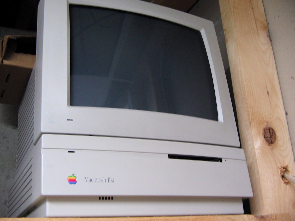 Macintosh IIsi no armário
