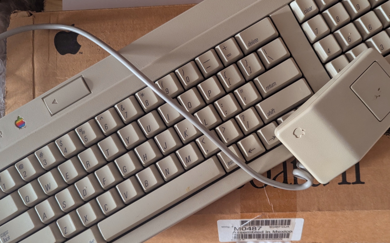 Caixa que chegou pelos correios aberta e com o teclado do Macintosh IIsi desembrulhado.